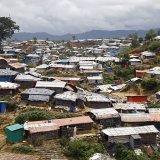 Les Rohingyas survivent au Bangladesh dans 29 camps insalubres, entassés à l'abri de baraques faites de bâches, tôles et bambous.